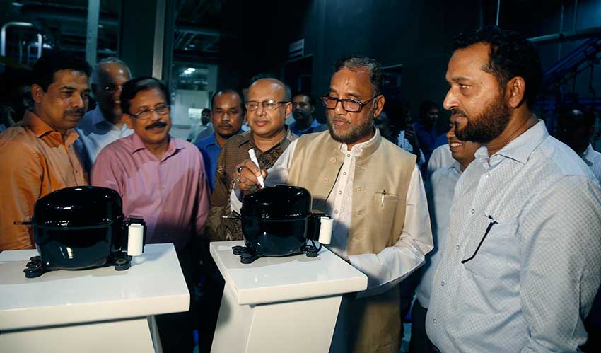 ওয়ালটন কারখানা পরিদর্শন করছেন পরিবেশ, বন ও জলবায়ু পরিবর্তন মন্ত্রী শাহাব উদ্দিন সহ অন্যরা। 